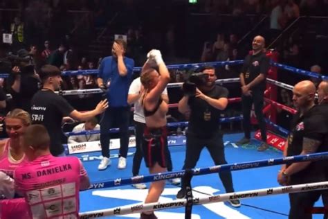 boxer that flashed|Kingpyn Boxing video: Daniella Hemsley flashes fans。